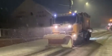 Banatul s-a colorat din nou în alb! Drumarii intervin cu utilaje și material antiderapant