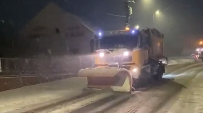 Banatul s-a colorat din nou în alb! Drumarii intervin cu utilaje și material antiderapant