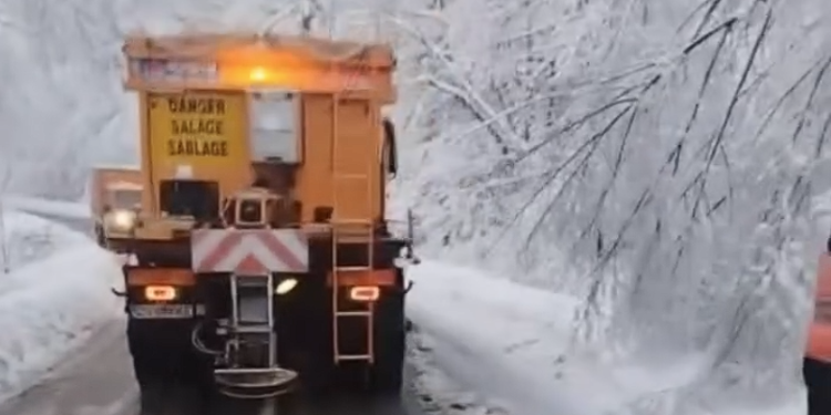 Mai multe drumuri din vestul țării, acoperite cu zăpadă