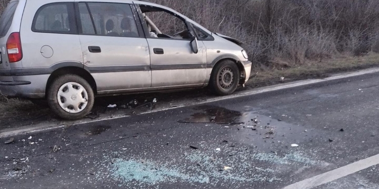 Accident pe un drum din Timiș! Trei persoane rănite FOTO