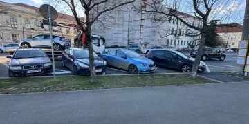 Stație de autobuz nouă, mașini parcate în continuare