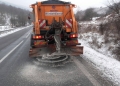 Aproape 500 tone de material antiderapant, răspândite pe drumurile din vestul țării