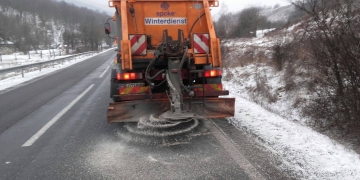 Aproape 500 tone de material antiderapant, răspândite pe drumurile din vestul țării