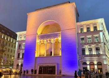 4 ani de război în Ucraina. Opera Naționala din Timișoara, iluminată în culorile steagului Ucrainei