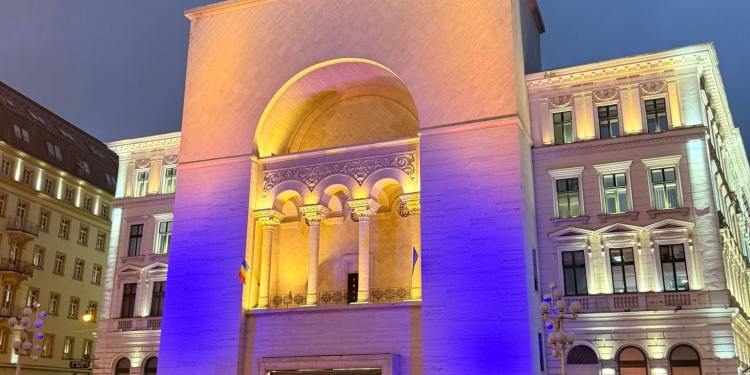 4 ani de război în Ucraina. Opera Naționala din Timișoara, iluminată în culorile steagului Ucrainei