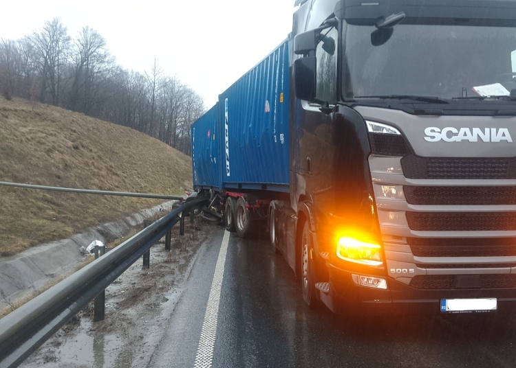 Trafic restricționat pe autostrada A1, pe sensul de mers Deva – Timișoara, din cauza unui tir FOTO