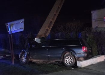 Mașină în stâlp pe un drum din Timiș! Două persoane rănite