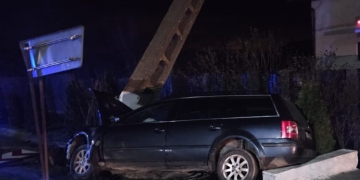 Mașină în stâlp pe un drum din Timiș! Două persoane rănite