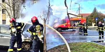 Mașină în flăcări pe o stradă din Timișoara! Pompierii au intervenit de urgență