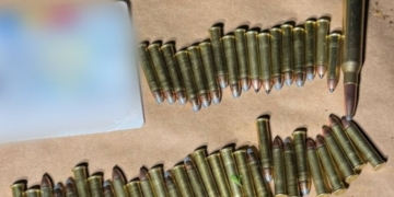 Arme letale și zeci de cartușe, descoperite într-o parcare în vestul țării. Doi bărbați, reținuți