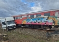 La un pas de tragedie! Camionetă lovită de un automotor în care se aflau 20 de călători, la Urseni