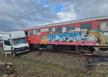 La un pas de tragedie! Camionetă lovită de un automotor în care se aflau 20 de călători, la Urseni