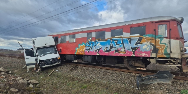 La un pas de tragedie! Camionetă lovită de un automotor în care se aflau 20 de călători, la Urseni