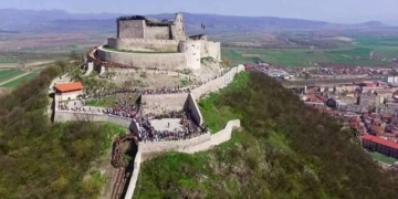 La un pas de tragedie la Cetatea Devei! Un bărbat care a amenințat că-și va pune capăt zilelor, convins să renunțe la gestul extrem