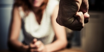 A oprit la semafor și s-a trezit cu fostul iubit la geam. Ordinul de protecție, încălcat în plin trafic la Timișoara