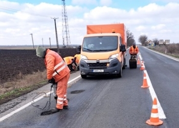 Noi gropi astupate de drumarii din vestul țării, în această perioadă