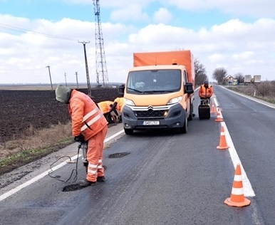 Noi gropi astupate de drumarii din vestul țării, în această perioadă
