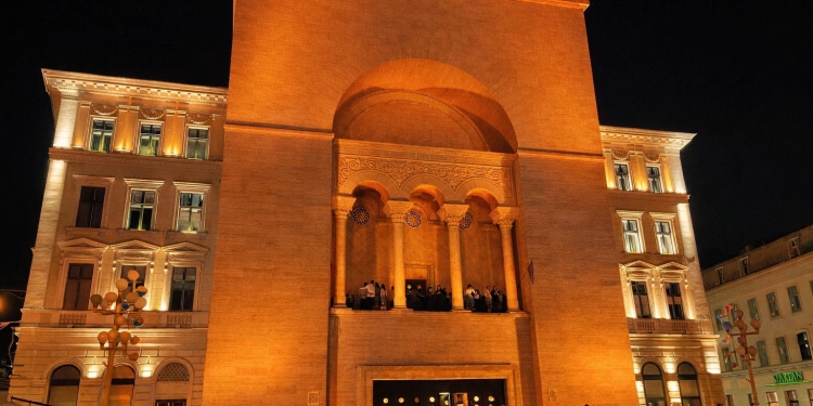 Opera din Timișoara, iluminată în portocaliu. E Ziua Mondială a Luptei Împotriva Cancerului