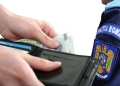 În încercarea de a evita reținerea permisului, un șofer a oferit 200 de euro unor polițiști din Banat! Oamenii legii au refuzat șpaga