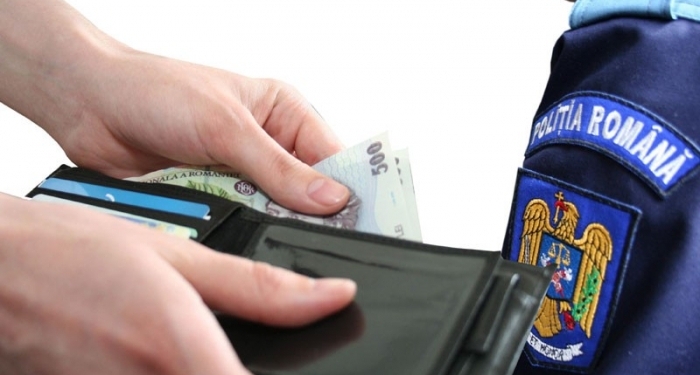 Un șofer a oferit 200 de euro unor polițiști din Banat! Oamenii legii au refuzat șpaga