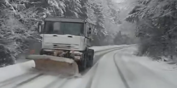Ninge ca-n povești în zonele înalte din vestul țării! Se intervine pentru curățarea drumurilor