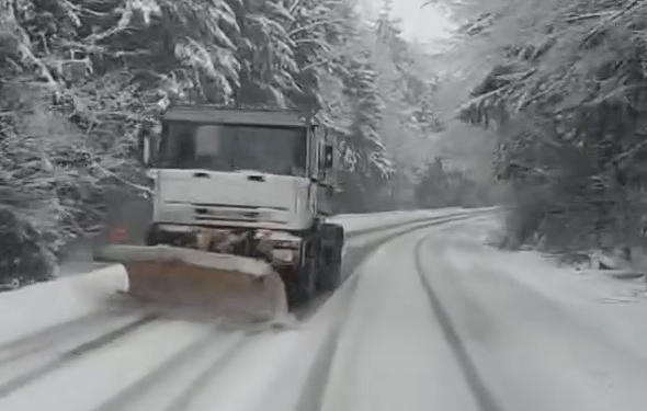 Ninge ca-n povești în zonele înalte din vestul țării! Se intervine pentru curățarea drumurilor