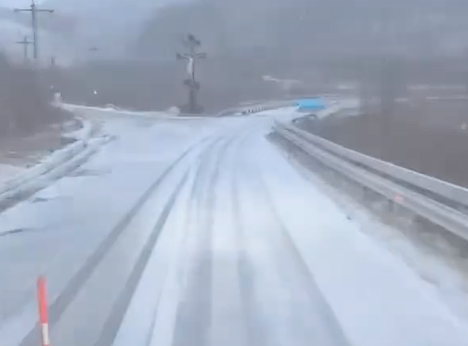 Au revenit ninsorile! Zeci de utilaje intervin pe drumurile din vestul țării