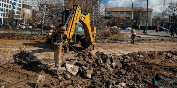 Se lucrează la noua parcare publică din Piața Consiliul Europei FOTO