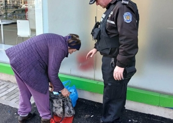 Polițiștii locali din Timișoara au înapoiat unei bătrâne o sacoșă cu acte, bani și medicamente, uitată în tramvai