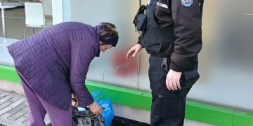 Polițiștii locali din Timișoara au înapoiat unei bătrâne de 70 ani o sacoșă cu acte, bani și medicamente, uitată în tramvai