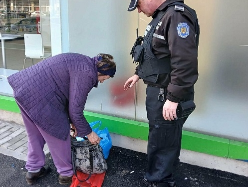 Polițiștii locali din Timișoara au înapoiat unei bătrâne o sacoșă cu acte, bani și medicamente, uitată în tramvai