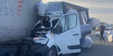 Accident pe autostrada Arad – Timișoara! O autoutilitară a intrat într-un tir