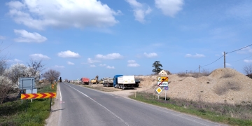 Atenție, șoferi! Mai multe puncte de lucru pe DN 59B Cărpiniș – Deta FOTO