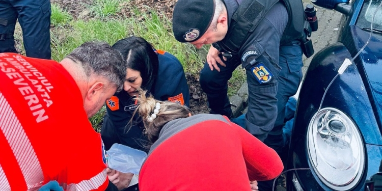 Un bărbat care s-a prăbușit pe stradă, salvat de un jandarm, la Timișoara