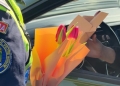 Misiune cu flori și zâmbete în Timișoara: Polițiștii au „amendat” doamnele și domnișoarele cu mărțișoare de 1 Martie