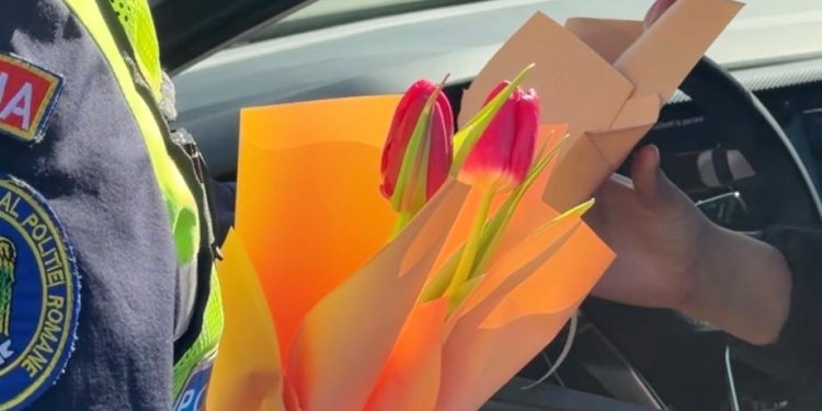 Misiune cu flori și zâmbete în Timișoara: polițiștii au „amendat” doamnele și domnișoarele cu mărțișoare de 1 Martie