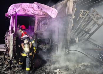 Tir care transporta aparate de fitness, cuprind de flăcări pe autostrada A1, în Timiș