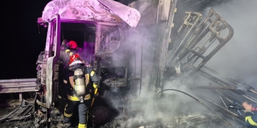 Tir care transporta aparate de fitness, cuprind de flăcări pe autostrada A1, în Timiș