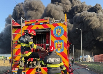 Incendiu la o fabrică de polistiren din Arad! Intervin și pompieri din Timiș