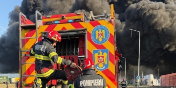 Incendiu la o fabrică de polistiren din Arad! Intervin și pompieri din Timiș