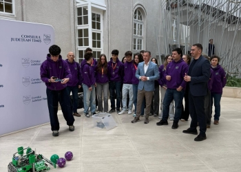 CJ Timiș pune umărul la performanța echipei de robotică CSH. Asigură transportul către Houston, SUA