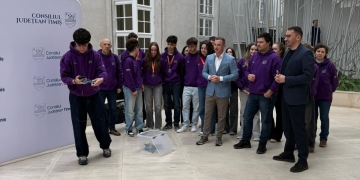 CJ Timiș pune umărul la performanța echipei de robotică CSH. Asigură transportul către Houston, SUA