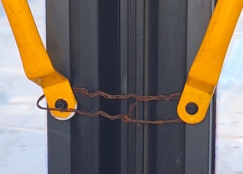 Autobuze legate cu sârmă și fire care atârnă din tavan între Giroc și Timișoara