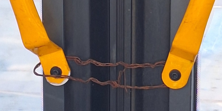 Autobuze legate cu sârmă și fire care atârnă din tavan între Giroc și Timișoara