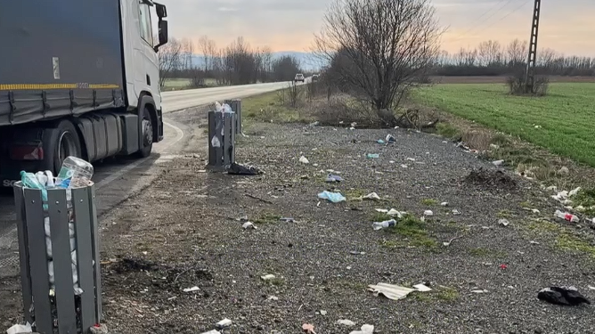 Parcările nu sunt rampe de gunoi! Plin de deșeuri pe marginea unor drumuri din Timiș