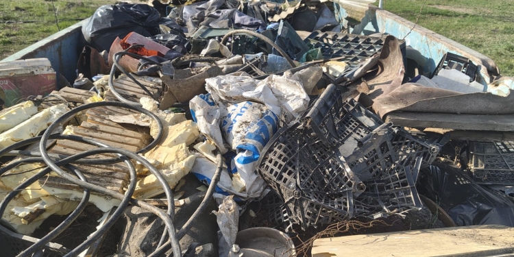 Camioane întregi, pline de deșeuri, scoase din zona lacului Balaurul