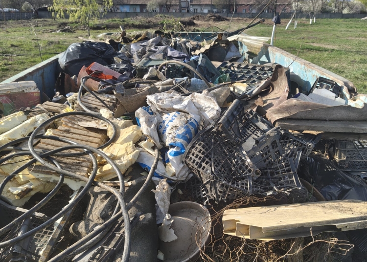 Camioane întregi, pline de deșeuri, scoase din zona lacului Balaurul