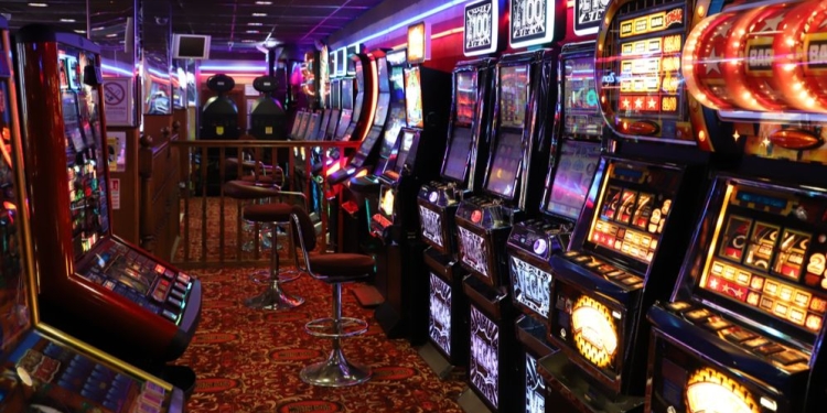 Păcănelele și jocurile de noroc, interzise în apropierea școlilor din Timișoara