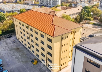Condiții mai bune pentru elevii de la Colegiul Henri Coandă: fațada clădirii de internat a fost finalizată