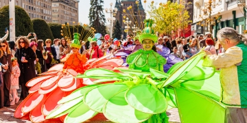 Spectacol cu flori în centrul Timişoarei, în cadrul Târgului de Paşte